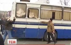 Евроинтеграторы сожгли шесть автобусов под Киевом, в которых ехали крымчане