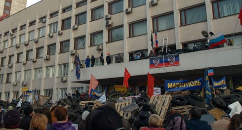 Украинские силовики штурмуют городской совет Мариуполя