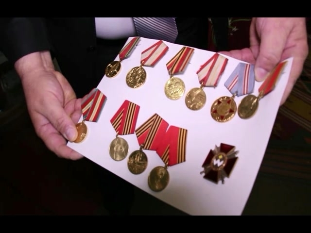Накануне 9 мая подарок. Ветерану вернули украденные награды