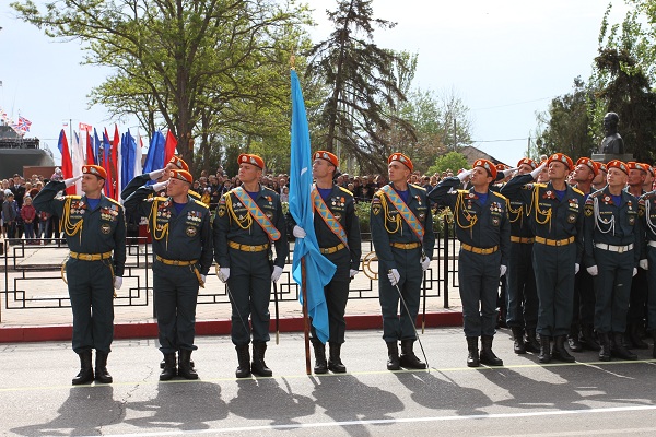 Крымские спасатели приняли участие в параде Победы