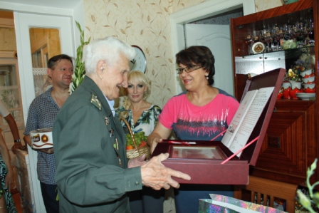90 лет исполнилось жителю Симферополя - кавалеру 4-х медалей «За отвагу» Петру Олейнику