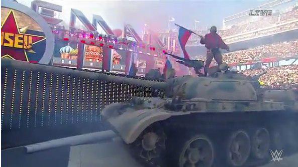 В США рестлер устроил шоу на танке под гимн России (ВИДЕО)