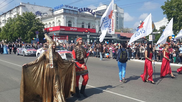 Первомай в Симферополе: на шествие вышли около 35 тысяч человек (ФОТО)