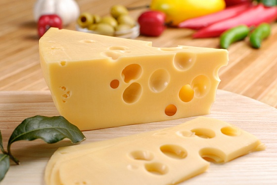 Ученые из Швейцарии рассказали о причинах появления дырок в сыре
