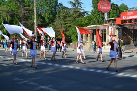 День города в Симферополе отметили праздничным шествием (ФОТОРЕПОРТАЖ)