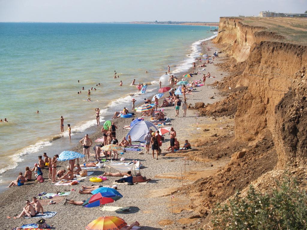Большую часть пляжной зоны в Николаевке признали непригодной для отдыха