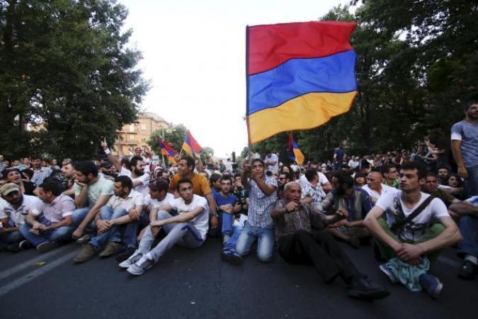 Один из активистов, протестующих в Армении, зашил себе рот