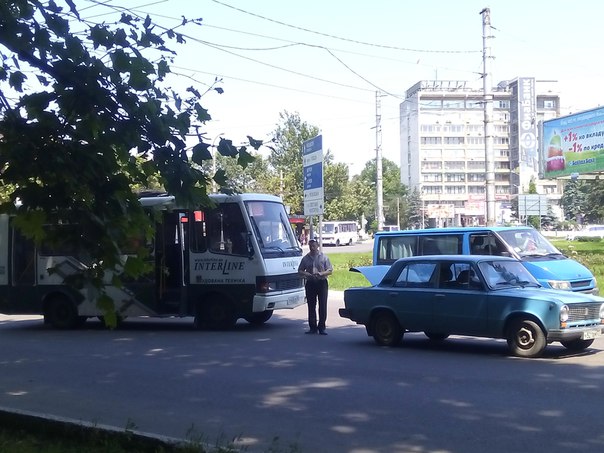 На Куйбышевском кольце в Симферополе маршрутка столкнулась с легковушкой (ФОТО)