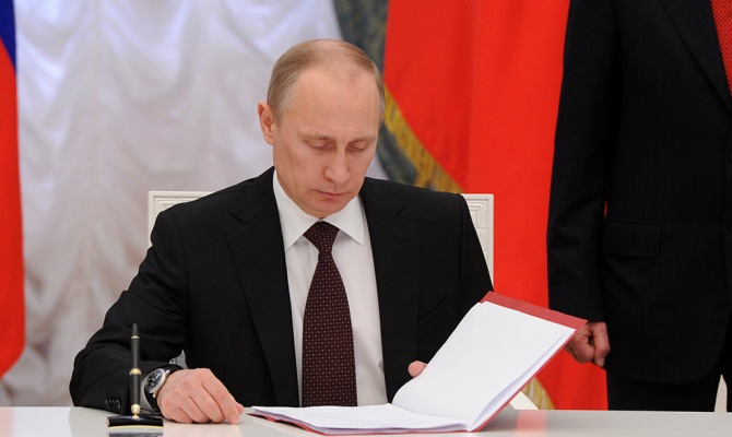 Владимир Путин подписал закон о переносе выборов в Думу