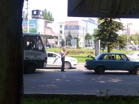 На Куйбышевском кольце в Симферополе маршрутка столкнулась с легковушкой (ФОТО)