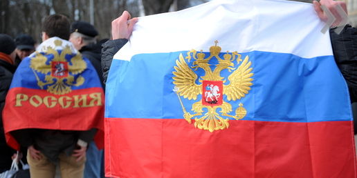 Суд оправдал латвийца, разорвавшего флаг РФ во время шествия в поддержку Крыма