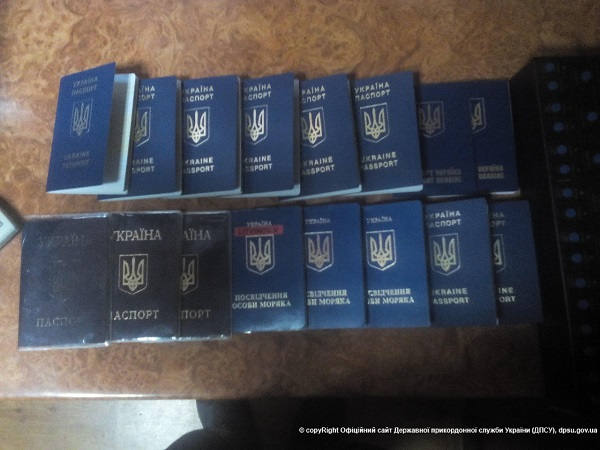 Из Украины в Крым пытались провезти партию паспортов (ФОТО, ВИДЕО)