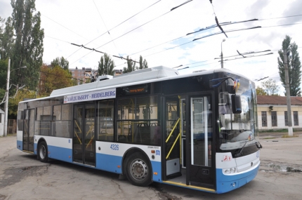 В Крыму решили не повышать стоимость проезда в троллейбусах