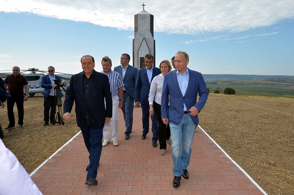 Путин и Берлускони возложили цветы к памятнику итальянцам, погибшим в Крыму (ФОТО, ВИДЕО)