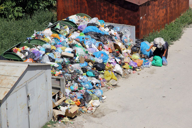 В Симферополе запретили переполнять мусорные контейнеры