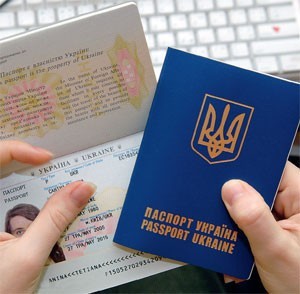 Крымчанам советуют не путешествовать по украинским загранпаспортам