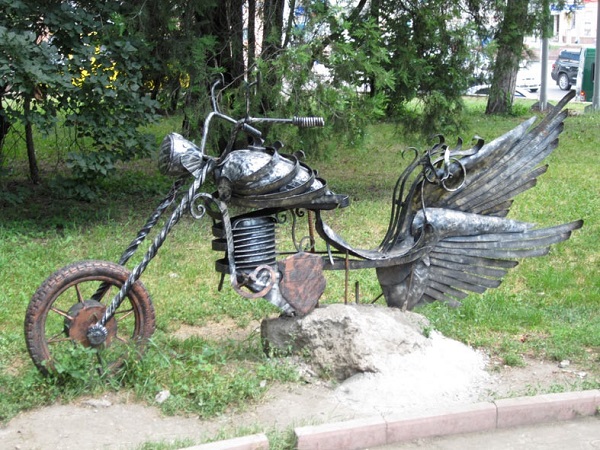 Из сквера кованых фигур в Симферополе исчез мотоцикл (ФОТО)