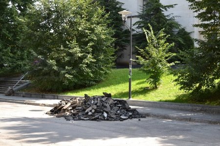 Одну из центральных симферопольских улиц превратили в парковку (ФОТОРЕПОРТАЖ)