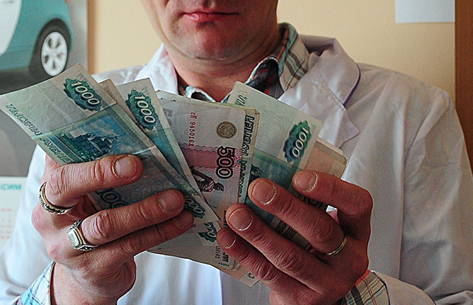 Медперсоналу в одной из больниц Крыма урезали зарплаты