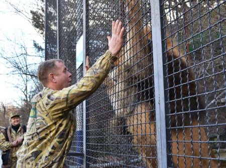 Олег Зубков показал, как живут животные в закрытых «Тайгане» и «Сказке» (ФОТОРЕПОРТАЖ)