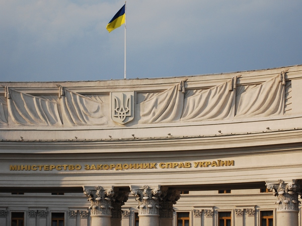 Киев предупредил крымчан о невозможности получить визу по российским паспортам