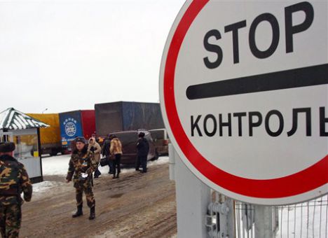 На границе с Крымом украинский полицейский ранил активиста блокады полуострова