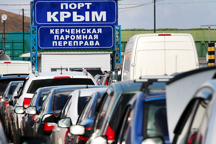 На Керченской переправе застряли сотни машин