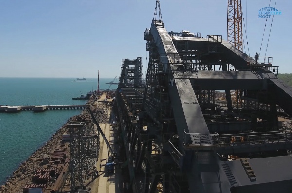 В Крыму завершили сборку железнодорожной арки Керченского моста